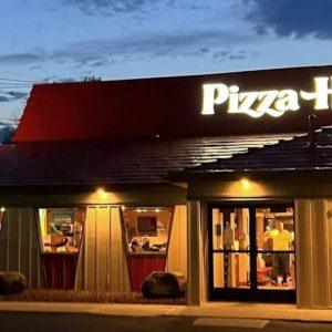 Pizza Hut: Από τον απεριόριστο μπουφέ στα οικονομικά «ψαλιδίσματα»