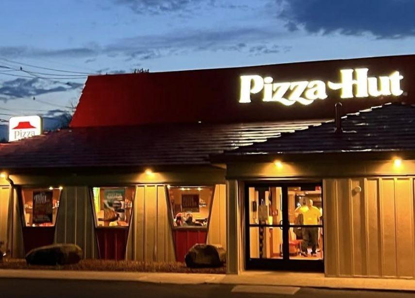 Pizza Hut: Από τον απεριόριστο μπουφέ στα οικονομικά «ψαλιδίσματα»