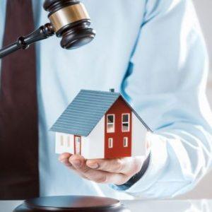 Ακίνητα: Πόσα βγήκαν στο σφυρί, πόσα δόθηκαν με γονική παροχή