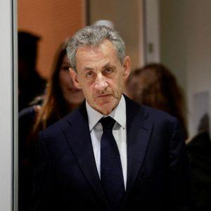 Σαρκοζί: Περνά τις πύλες της φυλακής La Santé