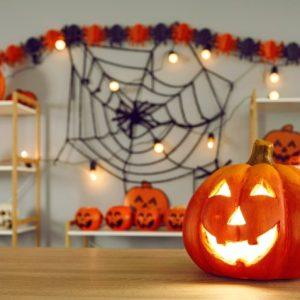 Airbnb: Μπλοκάρει τα Halloween πάρτι σε ΗΠΑ και Καναδά