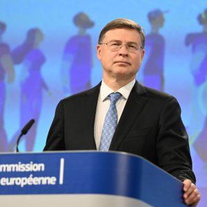 Βάλντις Ντομπρόβσκις: Η Ελλάδα να παραμείνει σε πορεία συμμόρφωσης