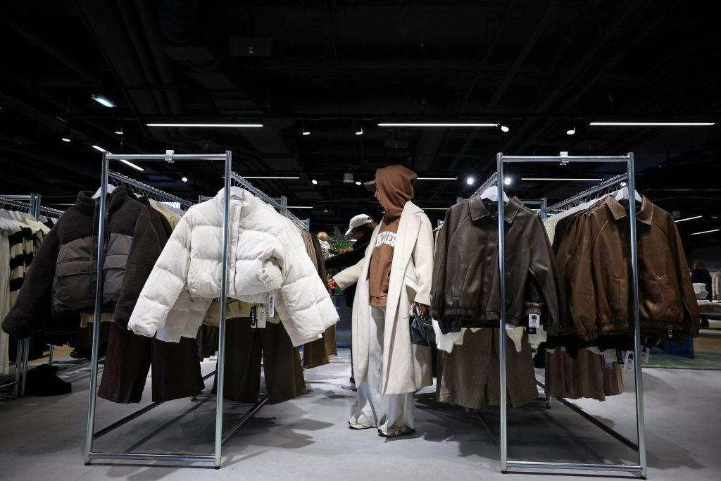 Shein: Γιατί αλλάζει τα πλάνα της για τη Γαλλία