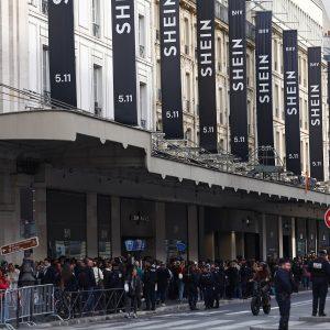 Shein: Διαδηλωτές, αστυνομία και… πελάτες για το άνοιγμα στο Παρίσι