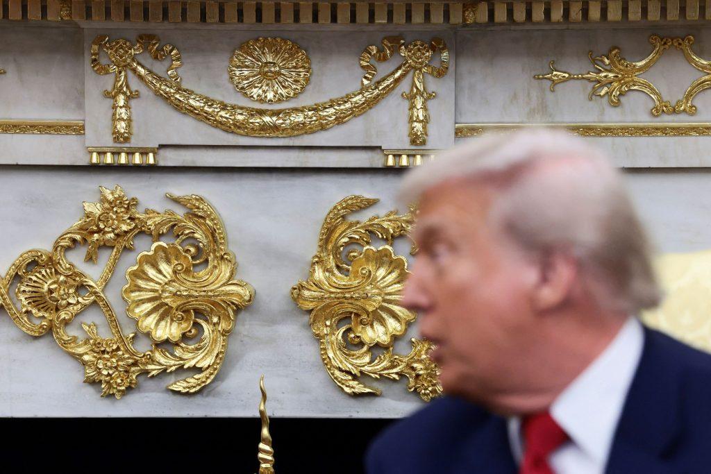 Οι Ελβετοί «χρυσώνουν» τον Τραμπ – Συλλεκτικό Rolex και μπάρα χρυσού