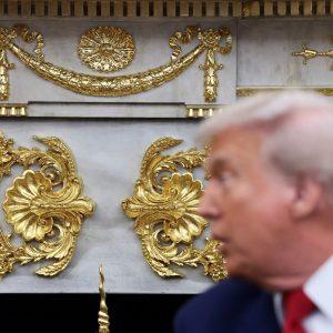 Οι Ελβετοί «χρυσώνουν» τον Τραμπ – Συλλεκτικό Rolex και μπάρα χρυσού