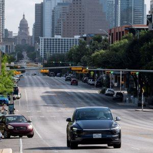 Tesla: «Βουτιά» πωλήσεων παγκοσμίως και ταχεία αύξηση του στόλου ρομποταξί