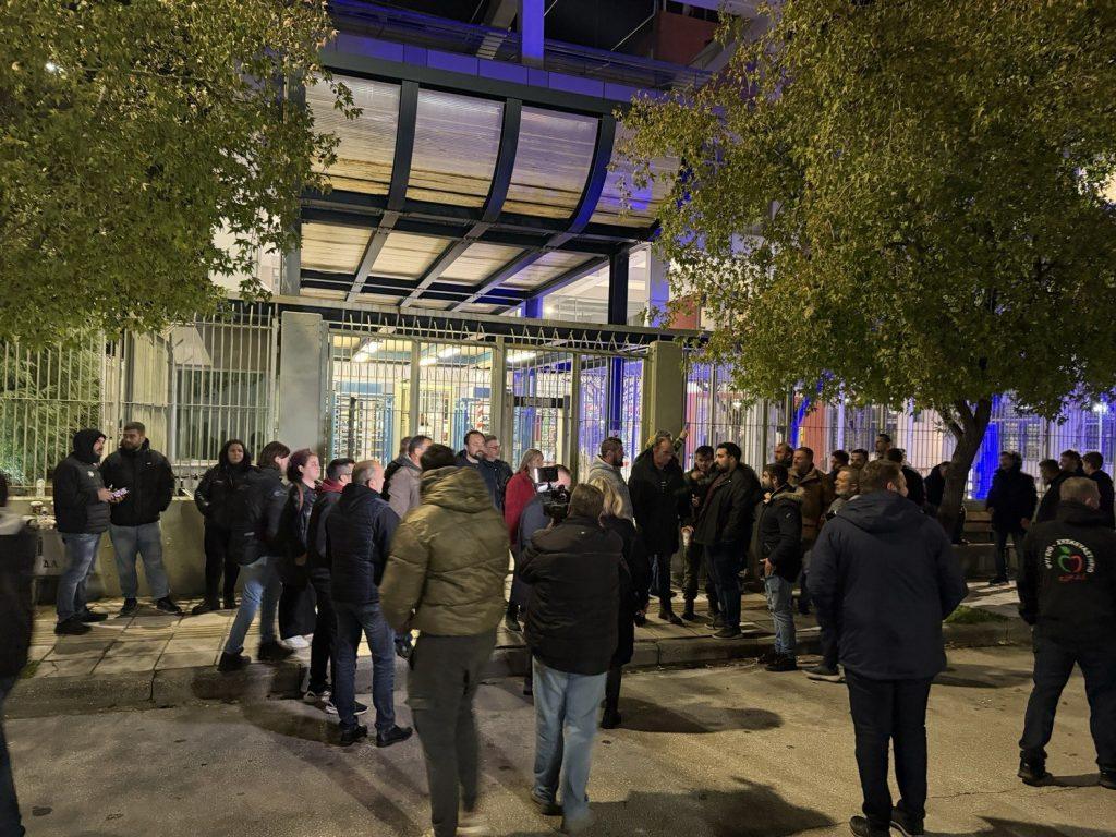 Λάρισα: Πλήθος αγροτών έξω από την Αστυνομική Διεύθυνση – Ζητούν την απελευθέρωση των συλληφθέντων