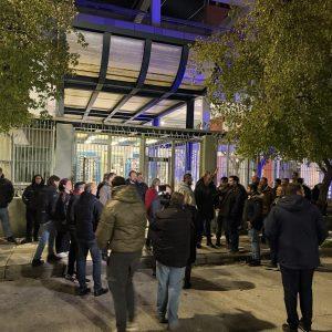 Λάρισα: Πλήθος αγροτών έξω από την Αστυνομική Διεύθυνση – Ζητούν την απελευθέρωση των συλληφθέντων