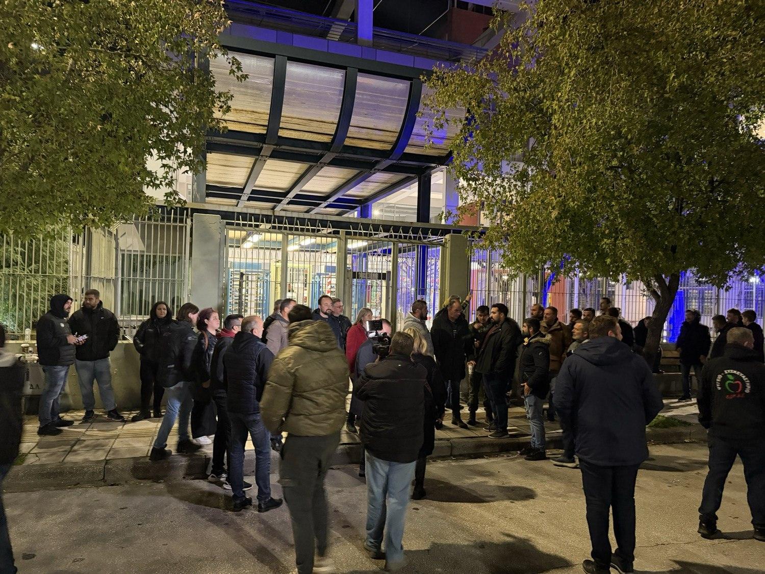 Λάρισα: Πλήθος αγροτών έξω από την Αστυνομική Διεύθυνση – Ζητούν την απελευθέρωση των συλληφθέντων