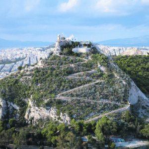 Airbnb: Συμφωνία με Δ. Αθηναίων για την ανάπλαση του Λυκαβηττού