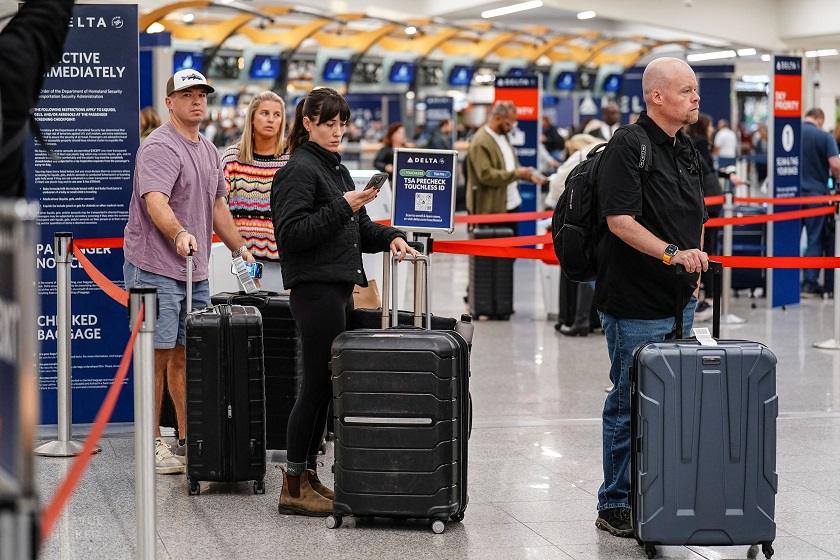 ΗΠΑ: Το κλείσιμο της κυβέρνησης μείωσε τα ταξίδια για την Ημέρα των Ευχαριστιών