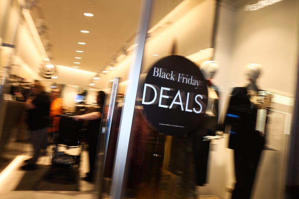 Black Friday: Πώς ξεκίνησε το τετραήμερο εκπτώσεων – Το ωράριο