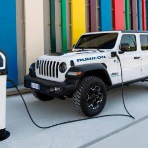 Stellantis: Ανακαλεί 320.000 οχήματα στις ΗΠΑ λόγω κινδύνου πυρκαγιάς της μπαταρίας