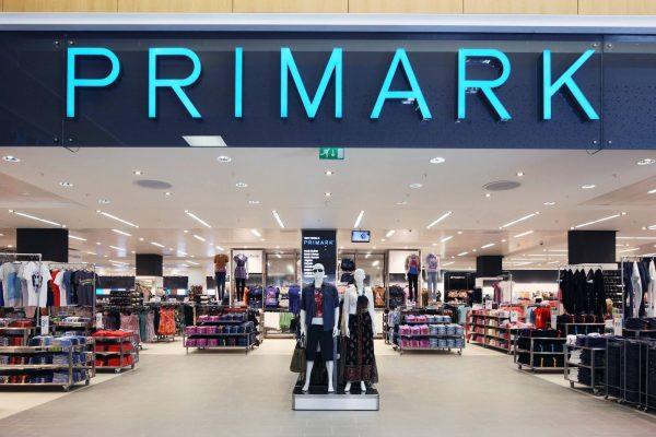 Primark: Μειώνει τις τιμές για να απαντήσει σε Shein και Temu