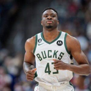 Ασανσέρ: Ο… «elevator» Θανάσης Αντετοκούνμπο θυμίζει την απογραφή