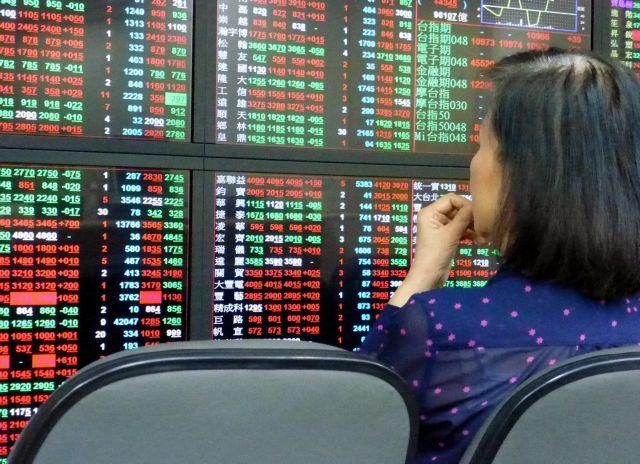 Ασιατικά χρηματιστήρια: «Βουτιά» έφερε το ιστορικό γύρισμα της Wall Street