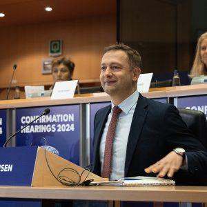 ΟΠΕΚΕΠΕ: Ο Επίτροπος Γεωργίας στην Αθήνα στη σκιά του σκανδάλου