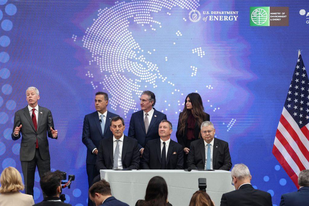 FT: Η Ελλάδα εμβαθύνει τους ενεργειακούς δεσμούς με τις ΗΠΑ