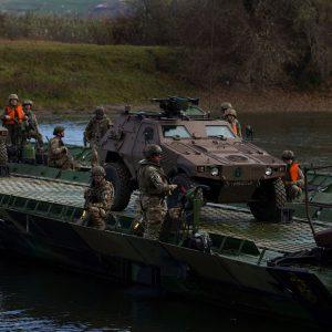 Politico: Το σχέδιο αποτροπής της Ρωσίας με διασπορά στρατού και όπλων σε όλη την Ευρώπη