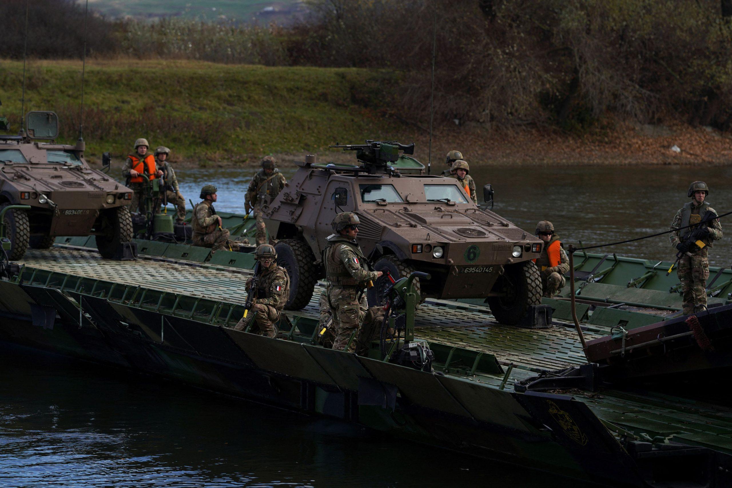 Politico: Το σχέδιο αποτροπής της Ρωσίας με διασπορά στρατού και όπλων σε όλη την Ευρώπη