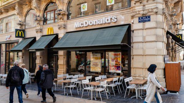Γαλλία: Συζητά την διπλή φορολόγηση των fast food