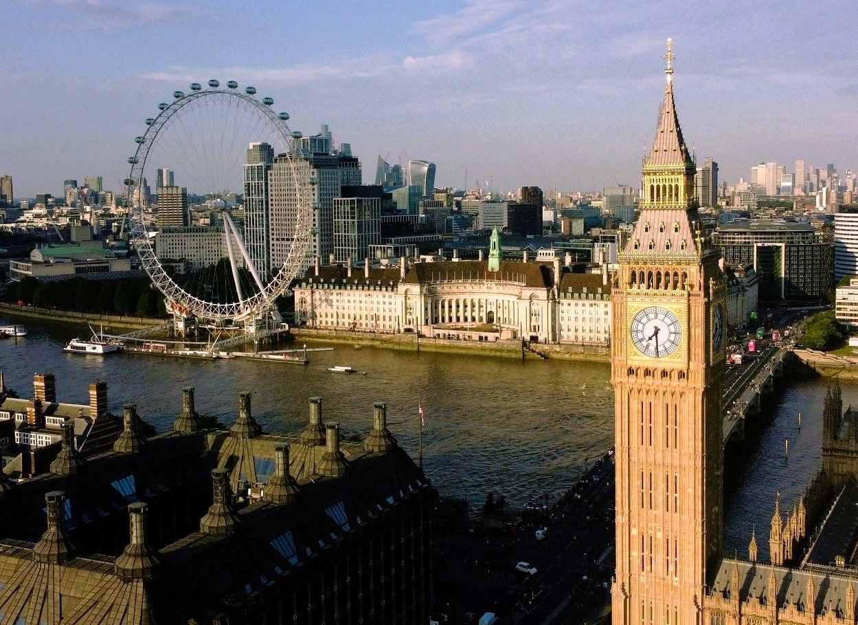 Βρετανία: Προσπαθεί να αποκαταστήσει τη σχέση της με τους πολύ πλούσιους