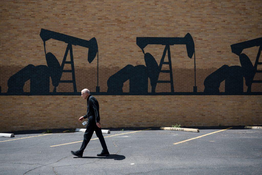 Πετρέλαιο: Τα 60 δολ. πιέζουν τις αμερικανικές εταιρείες εξόρυξης, απαντούν με απολύσεις