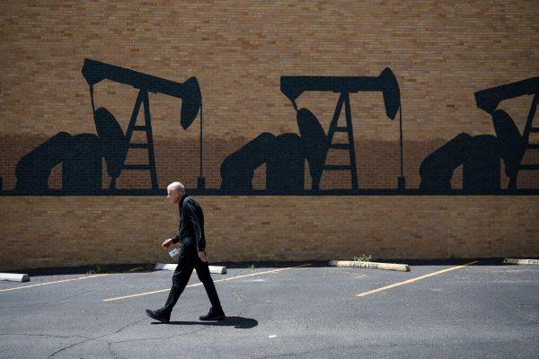 Πετρέλαιο: Τα 60 δολ. πιέζουν τις αμερικανικές εταιρείες εξόρυξης, απαντούν με απολύσεις