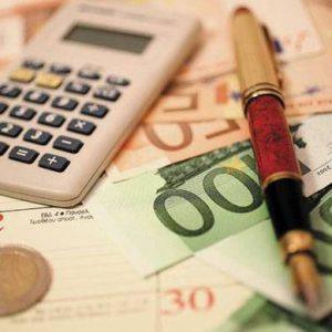 Προϋπολογισμός 2026: Αυξήσεις φόρων, δημοσκοπική δυσαρέσκεια και αντιπολίτευση