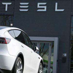 Tesla: Το 41% θα απέφευγε το αυτοκίνητο του Μασκ για πολιτικούς λόγους