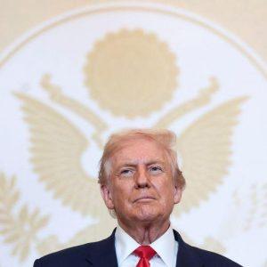 Τραμπ: Προχωρά και σε νέους περιορισμούς στους δημοσιογράφους