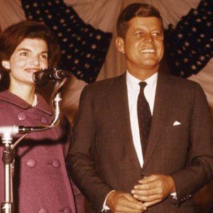 Τζάκι Κένεντι: Σε δημοπρασία το παλτό που φορούσε τη νύχτα των εκλογών του 1960