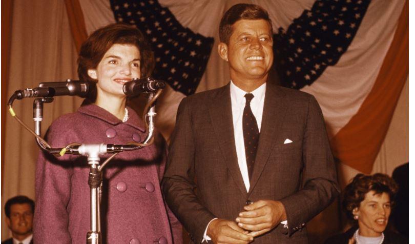 Τζάκι Κένεντι: Σε δημοπρασία το παλτό που φορούσε τη νύχτα των εκλογών του 1960