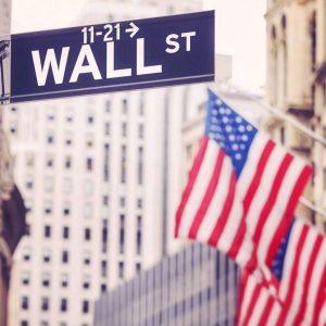 Wall Street: Ο Dow εκτοξεύεται πάνω από 650 μονάδες ενώ εντείνονται οι προσδοκίες για μείωση επιτοκίων τον Δεκέμβριο