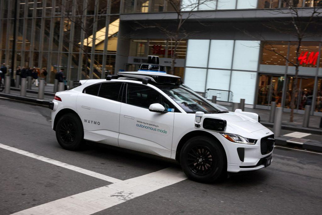 Κίνα: Έτοιμη να κυριαρχήσει σε αυτόνομα οχήματα και νέα φάρμακα