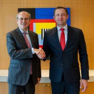 Xατζηδάκης – Χάνσεν: Η Κομισιόν χαιρετίζει τη μετάβαση του ΟΠΕΚΕΠΕ στην ΑΑΔΕ