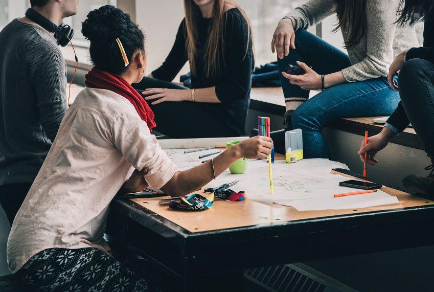 Gen Alpha: Πώς πιστεύει ότι θα είναι χώρος εργασίας του μέλλοντος