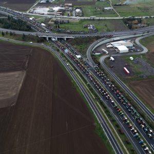 Αγρότες: Κλιμακώνουν παρά την καταστολή εντείνοντας την πίεση στην κυβέρνηση