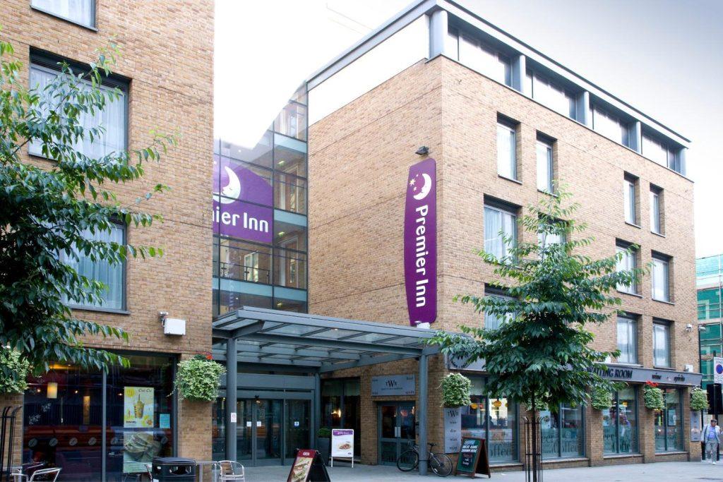 Premier Inn: Οι αυξήσεις φόρων και η πίεση των επενδυτών αναδιαμορφώνουν τη στρατηγική τους