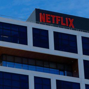 Netflix: Τι θα φέρει η πιθανή εξαγορά της Warner Bros. Discovery