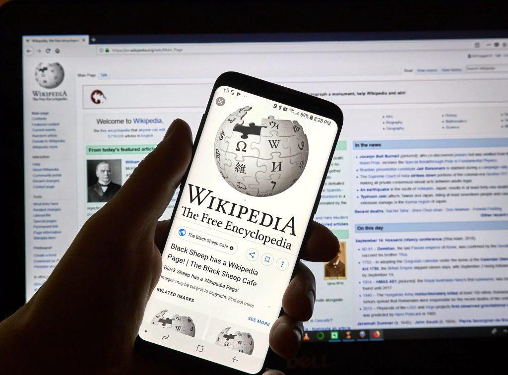 Wikipedia: Ζητά αποζημιώσεις από τις εταιρείες ΑΙ