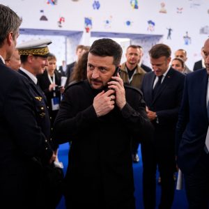 Ουκρανία : Μόνο οι ΗΠΑ μπορούν να πιέσουν τη Ρωσία, λέει Ζελένσκι