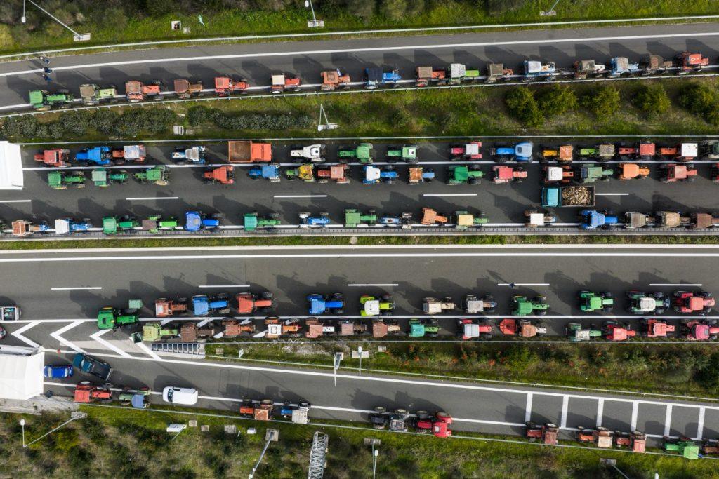 Αγρότες: Το «plan b» για τα μπλόκα