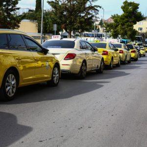 Ταξί: Συνεχίζεται η απεργία στην Αττική – Συγκέντρωση των αυτοκινητιστών στη Λεωφόρο Αθηνών