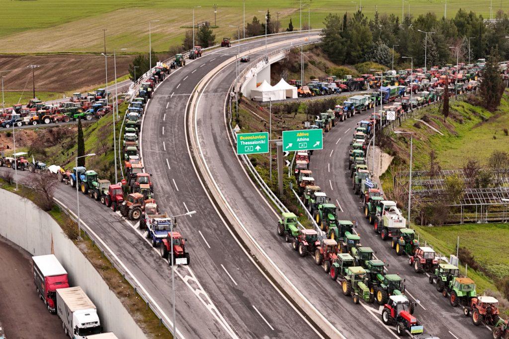 Αγρότες: Παραμένουν τα τρακτέρ στον δρόμο – Κλιμακώνεται η πίεση