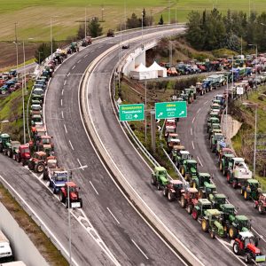 Αγρότες: Παραμένουν τα τρακτέρ στον δρόμο – Κλιμακώνεται η πίεση
