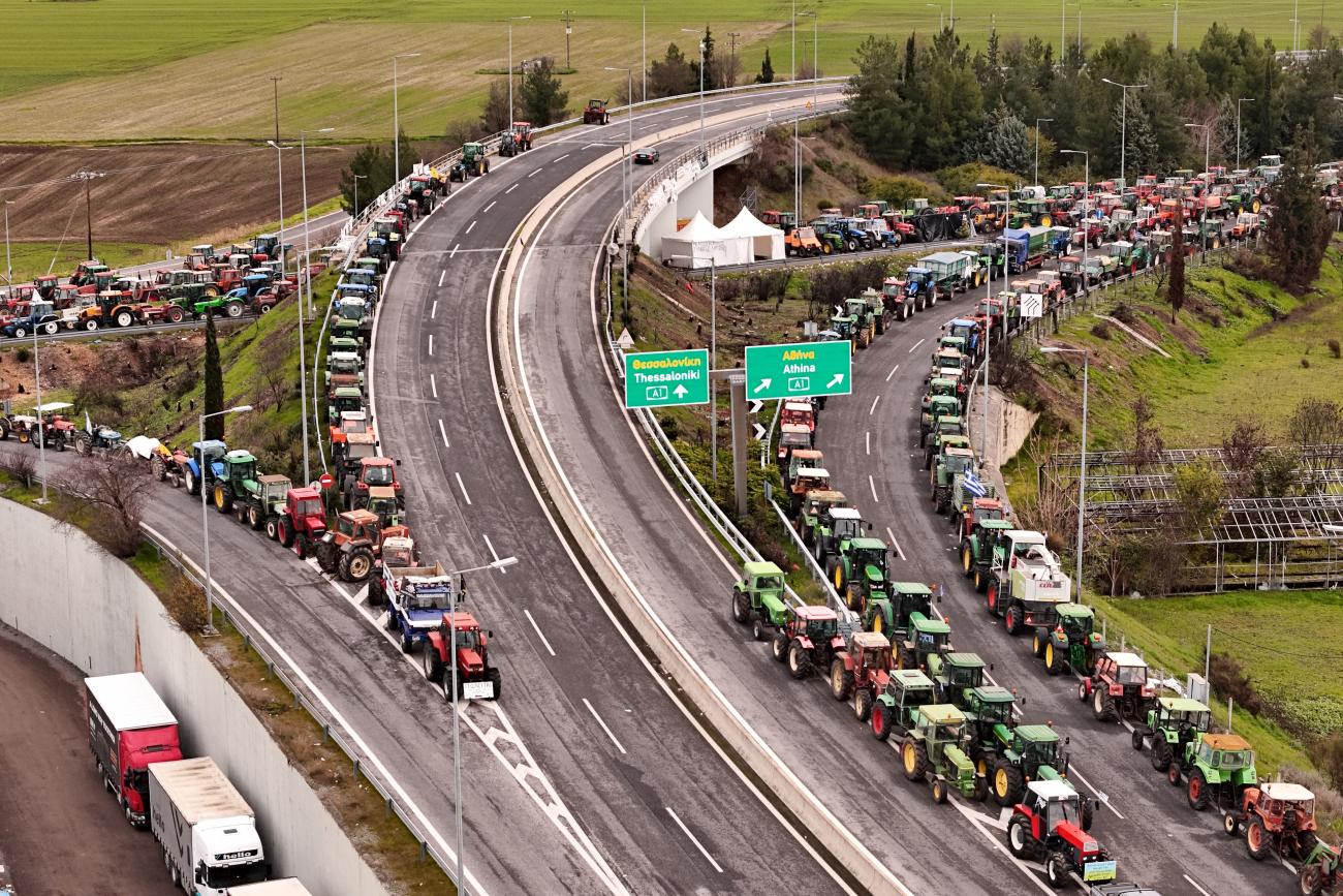 Αγρότες: Παραμένουν τα τρακτέρ στον δρόμο – Κλιμακώνεται η πίεση