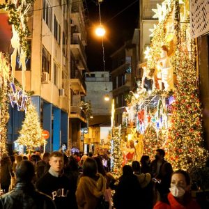 Χριστούγεννα: Οι Ευρωπαίοι στρέφονται στις «προσιτές πολυτέλειες»
