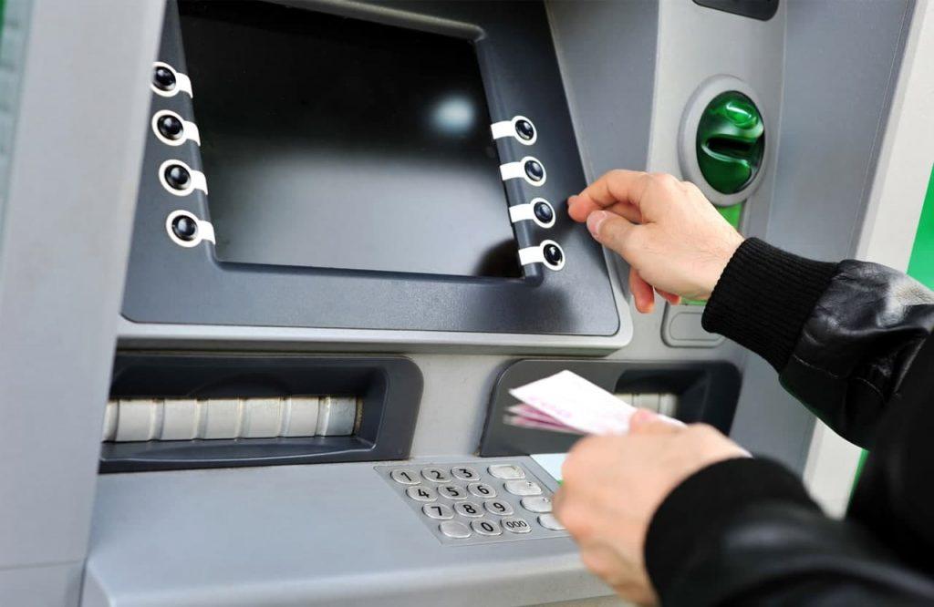 ATM: Ποιο λάθος μπορεί να μας κοστίσει ακριβά